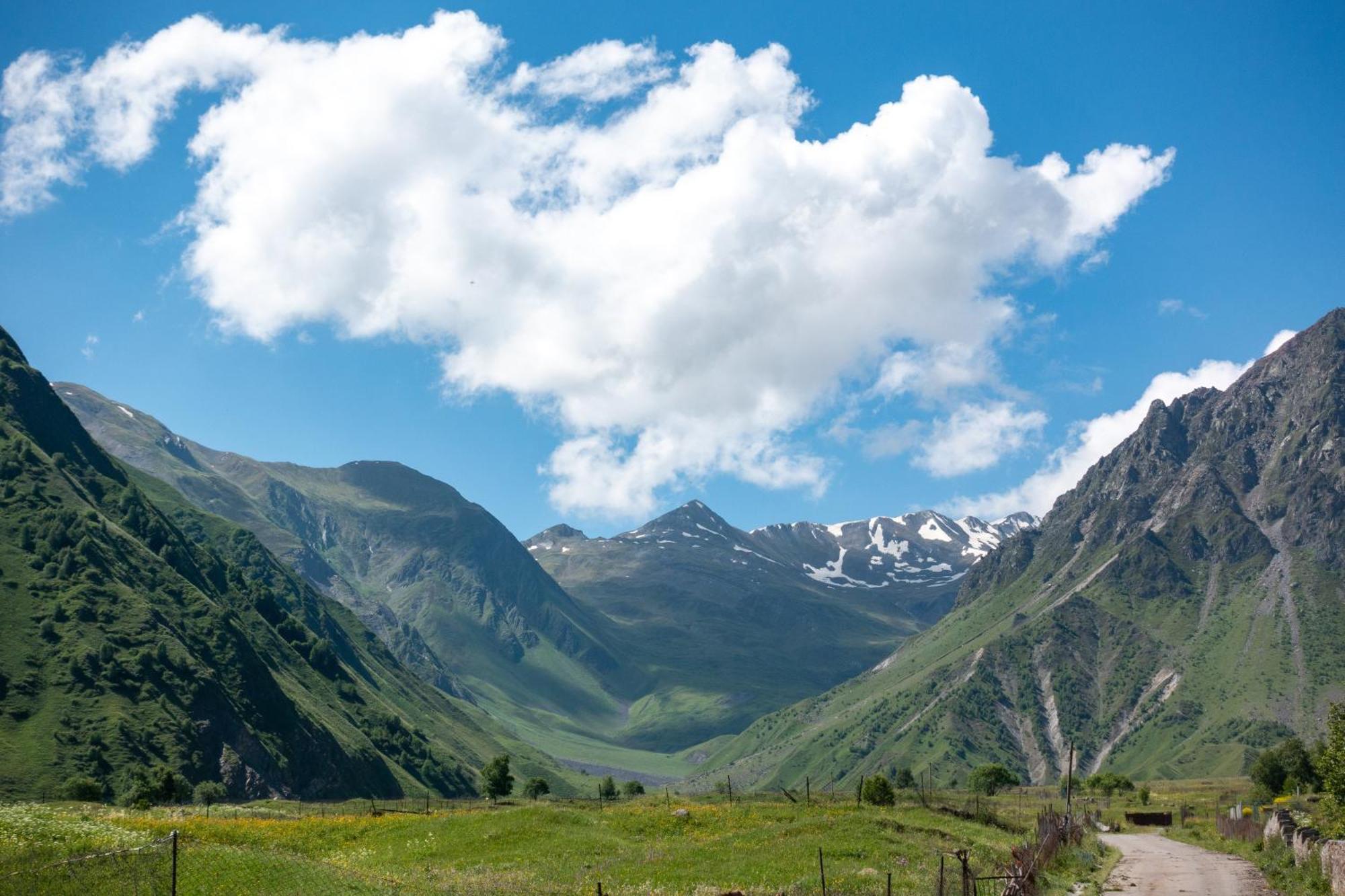 Terkhena Hotel Kazbegi Kültér fotó